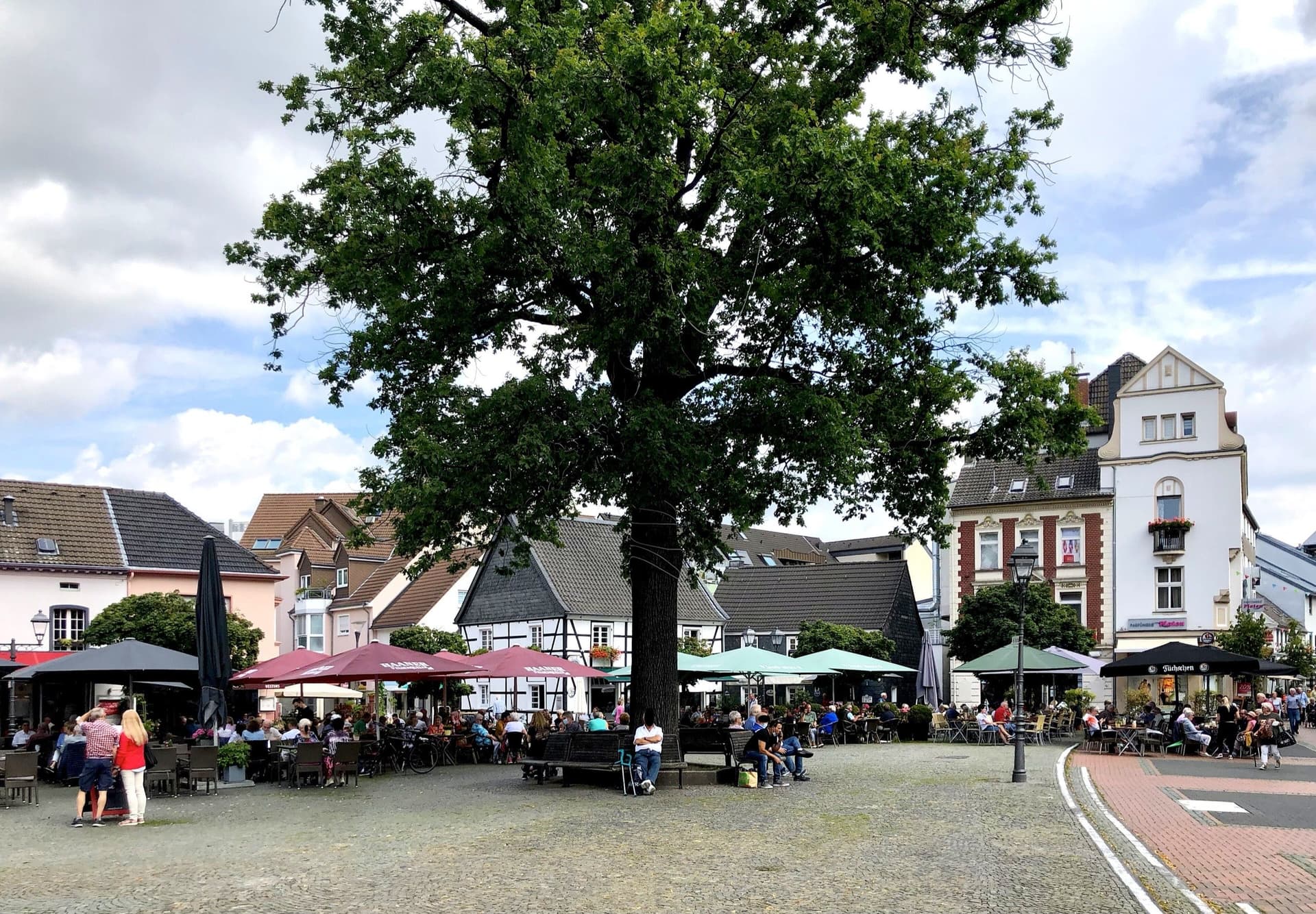 Marktplatz von Hilden mit historischer Bebauung – HUNARI IT-Dienstleister Hilden
