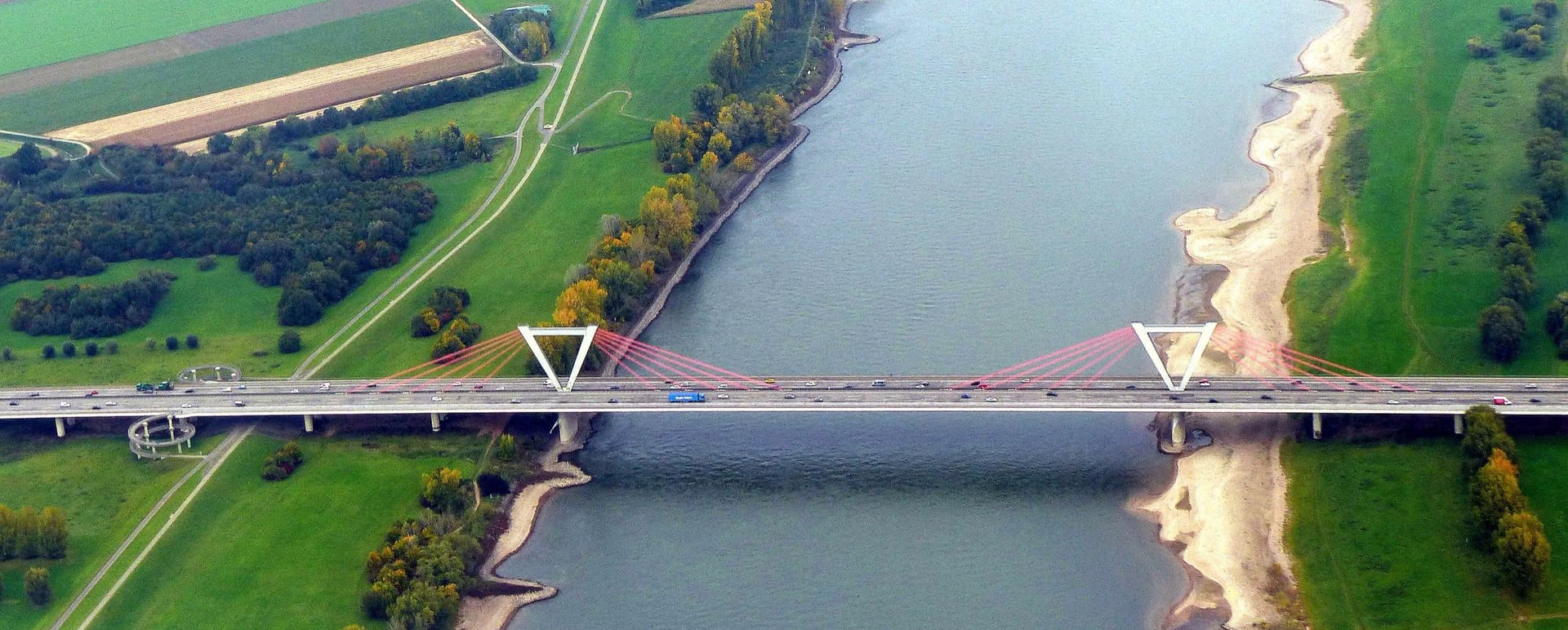 Flughafenbrücke über den Rhein bei Meerbusch-Ilverich – HUNARI IT-Dienstleister Meerbusch