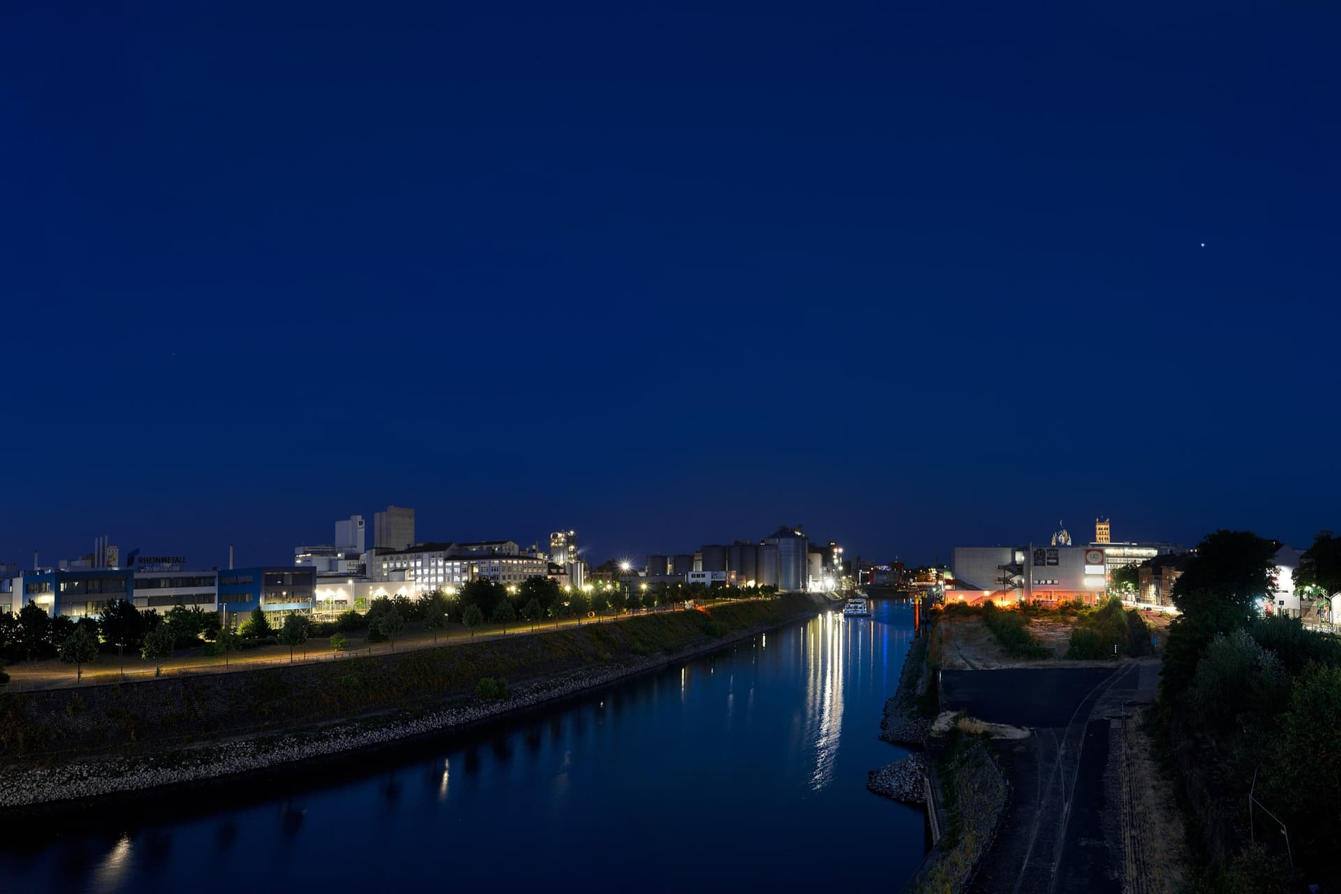Neusser Hafen am Rhein zur blauen Stunde – HUNARI IT-Dienstleister Neuss