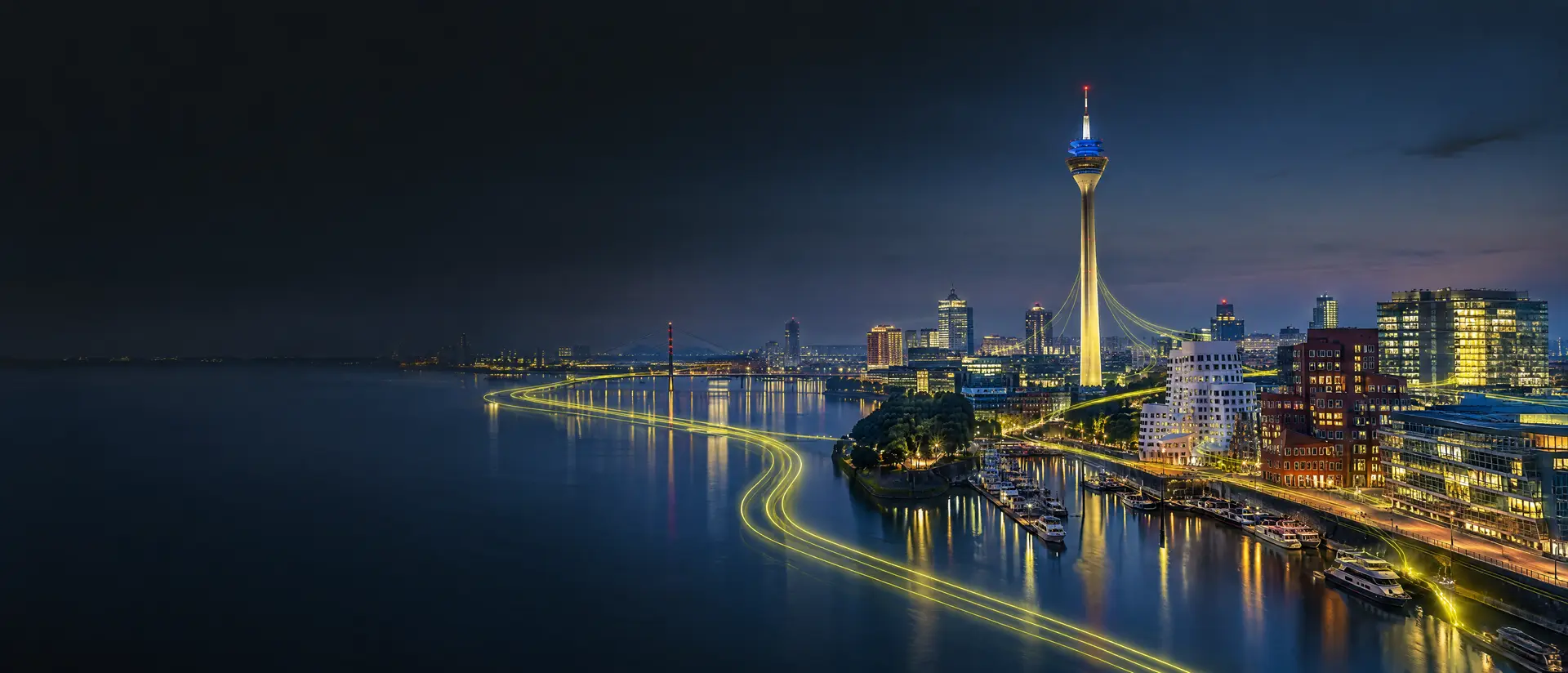 Düsseldorfer Medienhafen mit Rheinturm zur blauen Stunde